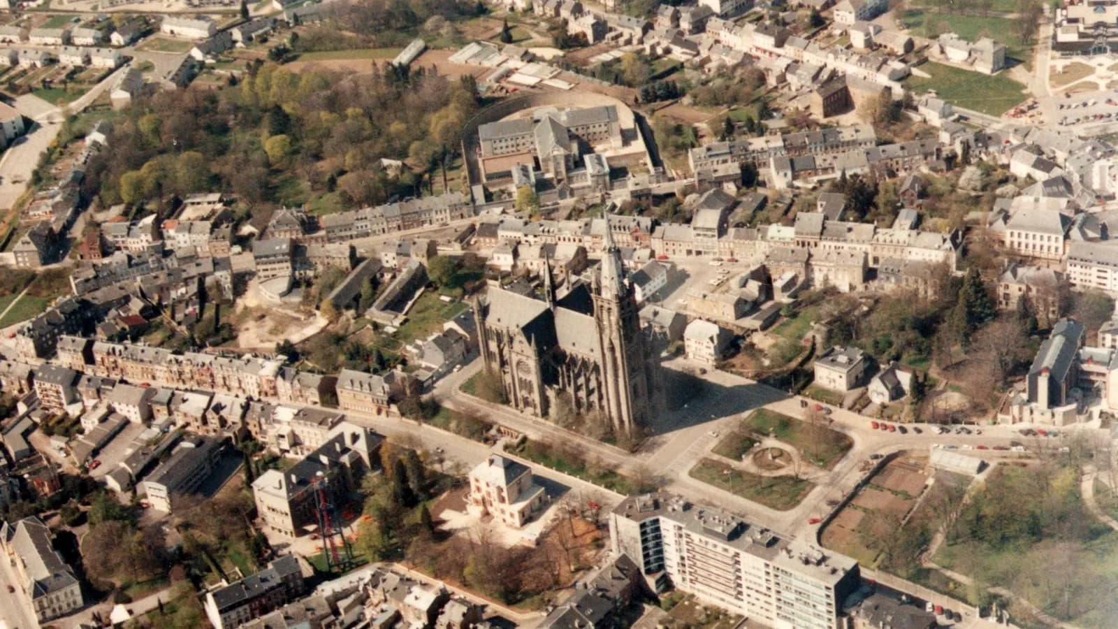Vue aérienne du centre historique d'Arlon et de l'église Saint-Martin