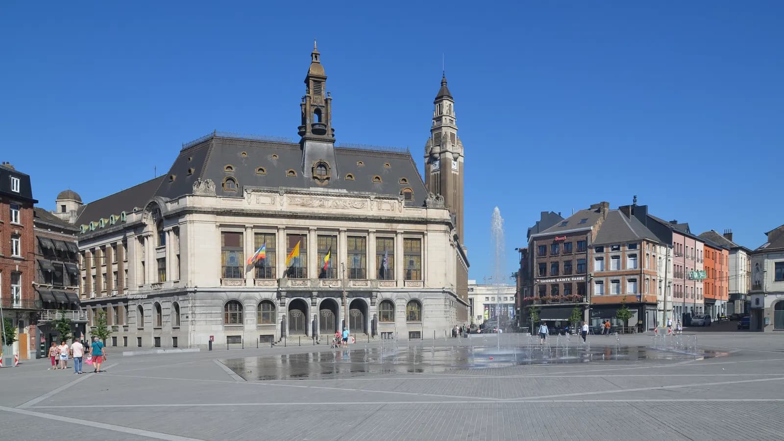 La place Vauban et l'hôtel de ville de Charleroi, avec son beffroi