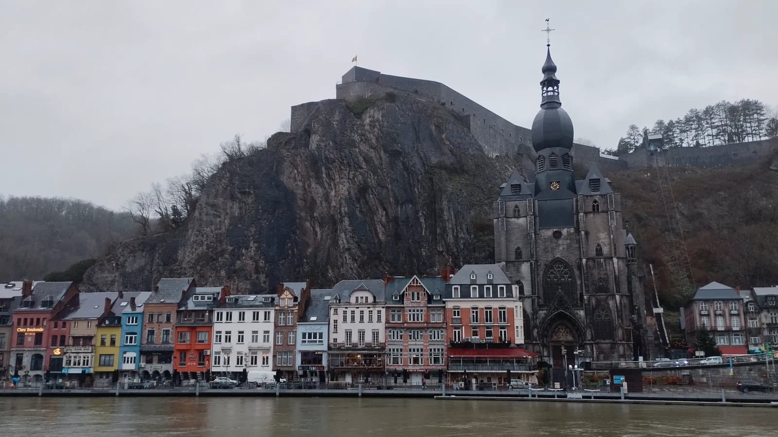 La citadelle et la collégiale Notre-Dame de Dinant vues depuis la rive gauche de la Meuse