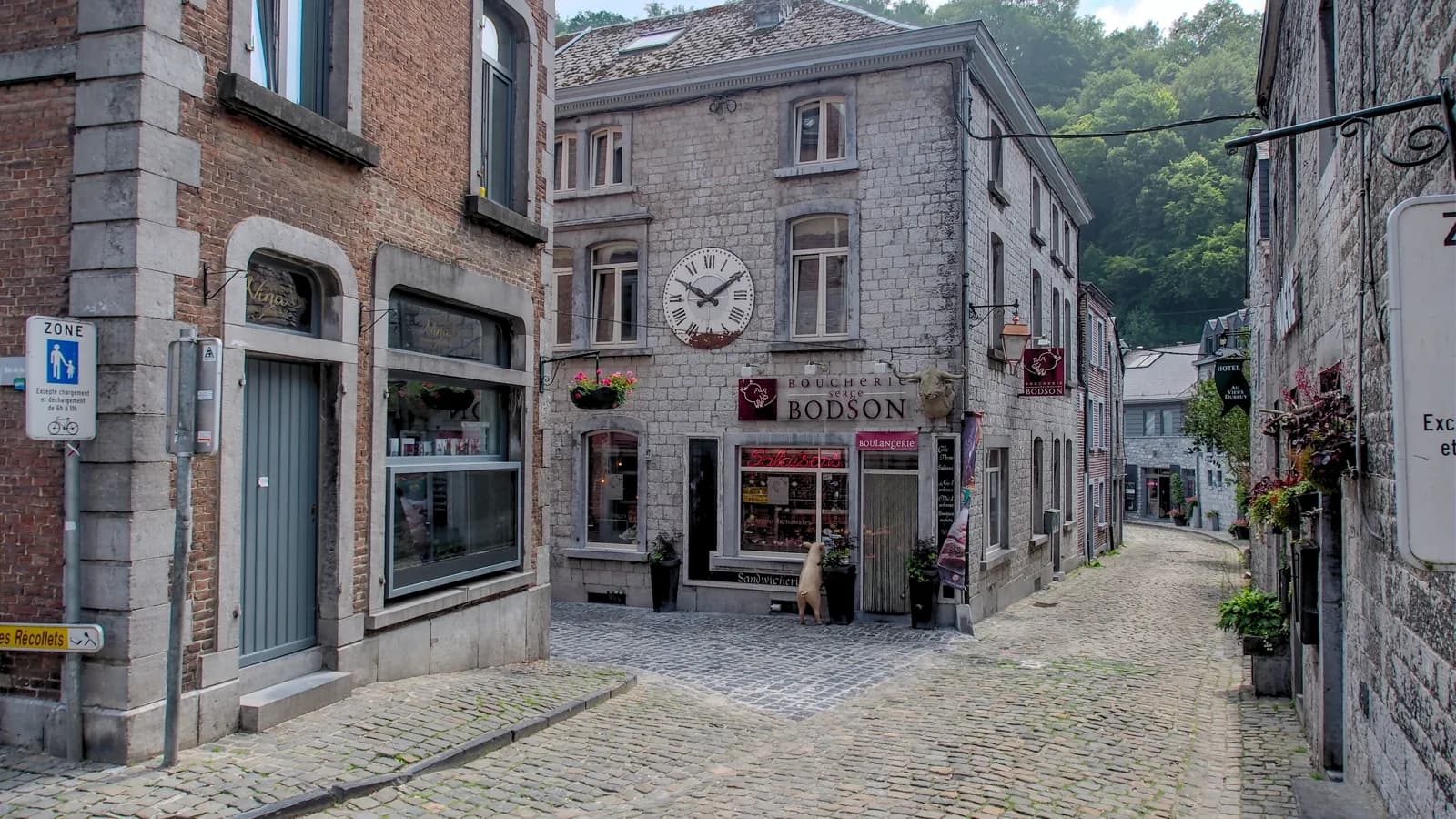 Une rue pavée du vieux Durbuy, bordée de maisons en pierre et de commerces