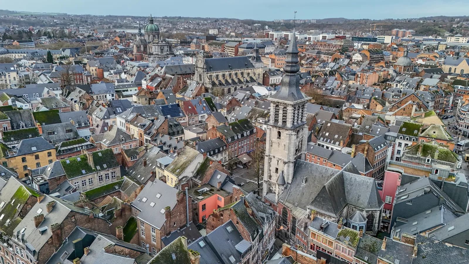 Vue aérienne des toits de Namur, du beffroi et des clochers du centre historique