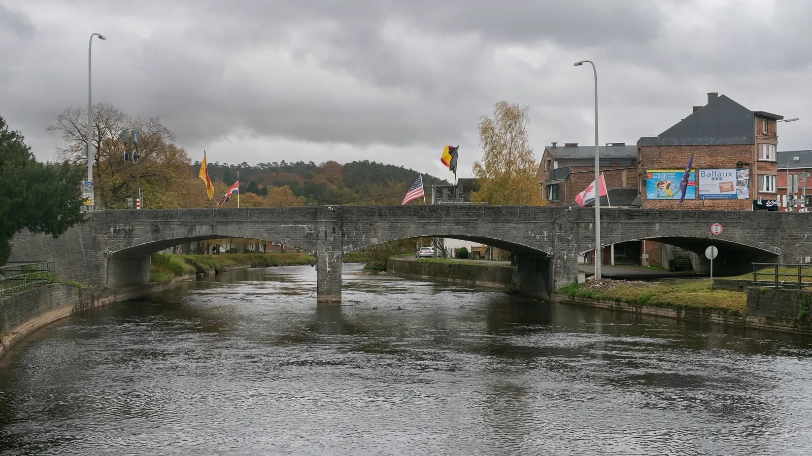 Le pont sur la Lomme à Rochefort, pavoisé de drapeaux