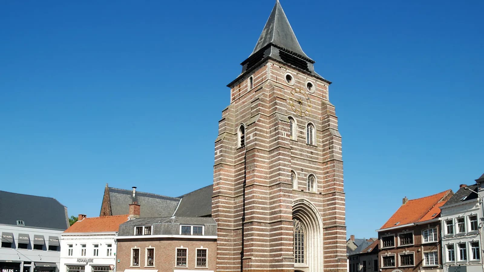 La tour de l'église Saint-Jean-Baptiste de Wavre et les maisons du centre